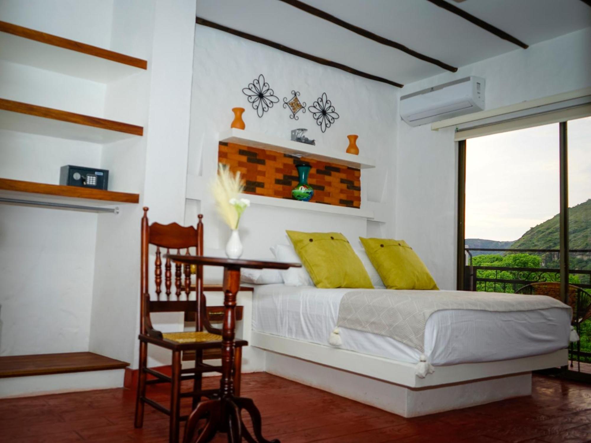 Deluxe Queen Suite